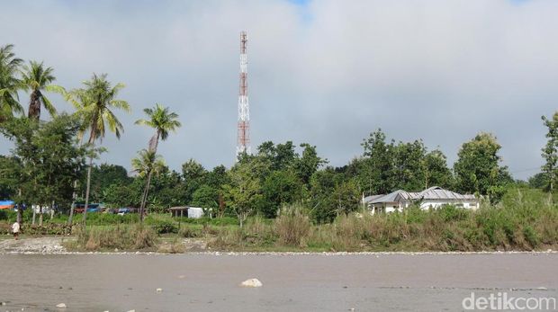 BTS Telkomsel di kiri dan Pos Satgas di kanan (Fitraya/detikTravel)