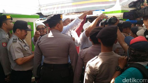 Demo Tolak Kedatangan Habib Rizieq di Surabaya dapat Perlawanan