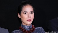 Detail makeup dan pulasan lipstik merah menyala yang digunakannya di acara tersebut.