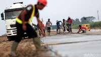 Para pekerja membangunan pondasi untuk jalan tol.