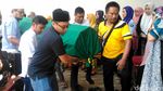 Duka Sang Anak Saat Jenazah Renita Sukardi Tiba