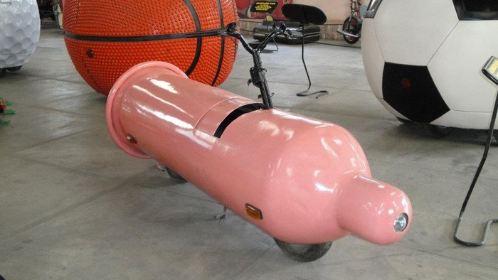 Cuma di India, Sepeda Berbentuk Kondom