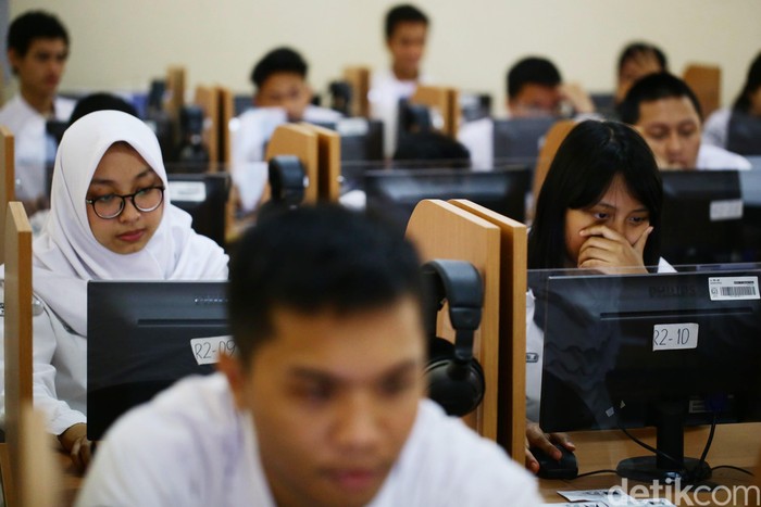 Sejumlah siswa SMA Negeri 14 Jakarta tengah mengikuti Ujian Nasional Berbasik Komputer (UNBK) Senin (10/4). Ujian berlangsung hingga 13 April 2017 mendatang.