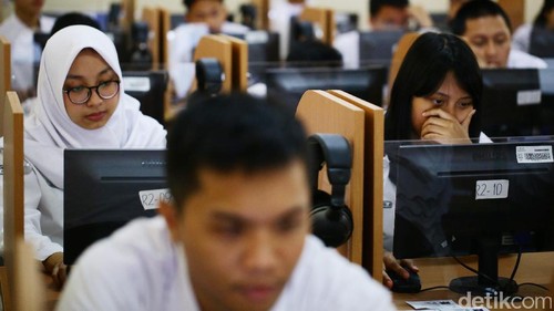 Sejumlah siswa SMA Negeri 14 Jakarta tengah mengikuti Ujian Nasional Berbasik Komputer (UNBK) Senin (10/4). Ujian berlangsung hingga 13 April 2017 mendatang.
