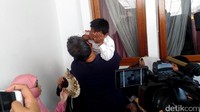 Tak ada air mata di pipi Al Mukhti saaat melihat jenazah ibunya tiba, ia hanya menutup dan sesekali mengusap matanya. Desi Puspasari/detikHOT