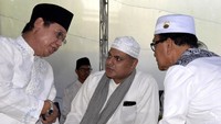 Djan Faridz hadir dengan mengenakan baju koko putih dan peci hitam.