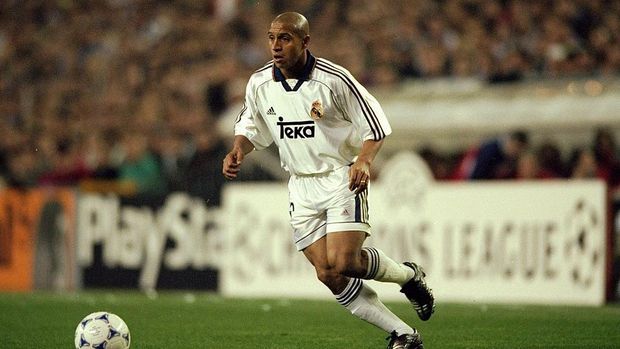 29 Feb 2000:  Roberto Carlos of Real Madrid in action during the UEFA Champions League match against Bayern Munich at the Bernabeu Stadium in Madrid, Spain.  Bayern Munich won the match 4-2.  Mandatory Credit: Shaun Botterill /Allsport