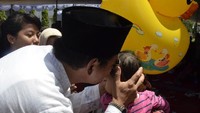 Djan Faridz mencium seorang anak yang hadir dalam pengajian.