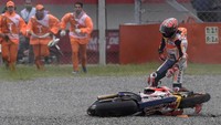 Di kejauhan, para marshal sirkuit tampak bergegas mengahampiri Marquez untuk mengecek kondisinya. (Foto: AFP PHOTO / JUAN MABROMATA)