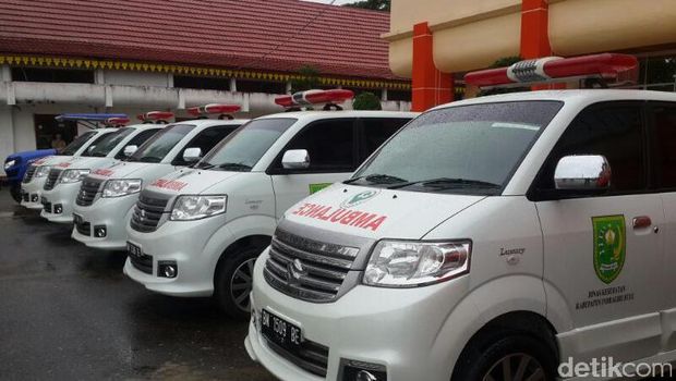 Pemprov Riau Beri Bantuan Alkses dan Alat Pertanian ke Pemkab Inhu