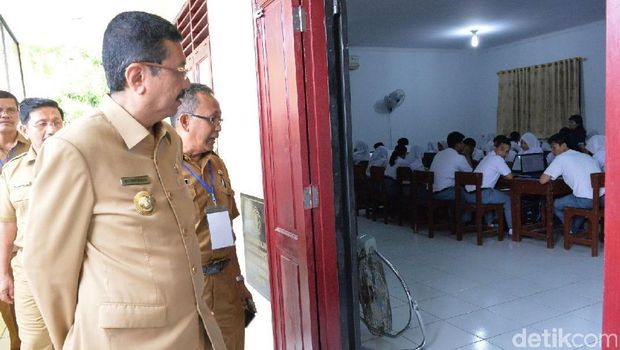 Gubernur Sumut Tengku Erry Nuradi memantau pelaksanaan UNBK di Medan.
