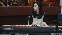 Ia juga menyiapkan sesuatu yang spesial, yakni sentuhan berbeda bernuansa klasik dengan piano pada lagu Tegar. Pool/Ismail/detikFoto.