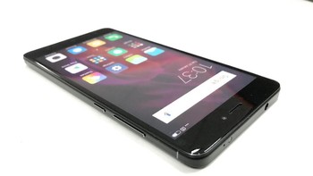 Semua tombol ditempatkan di sisi kanan. Foto: detikINET/Adi Fida Rahman