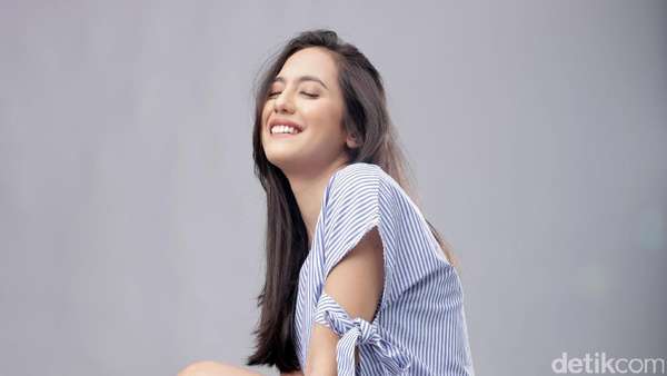 Tatapan Memikat Pevita Pearce di Bolder In 2 Years Tatapan Memikat Pevita Pearce di Bolder In 2 Years