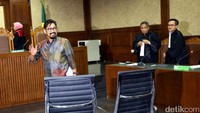 Terdakwa kasus korupsi pembangunan, pengadaan, peningkatan sarana dan prasarana Pusat Pendidikan dan Sekolah Olahraga (P3SON) Hambalang, Bogor, Jawa Barat, Andi Zulkarnain Mallarangeng alias Choel Mallarangeng menjalani sidang dakwaan di pengadilan Tipikor, Jakarta, Senin (10/4/2017). 