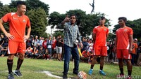 Djarot saat bersilaturahmi bersama sejumlah pemain Persija Jakarta di Lapangan Banteng, Jakarta Pusat, Selasa (11/4/2017).