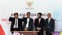 Saldi tiba di Gedung MK, usai dilantik oleh Presiden Jokowi di Istana Negara. Saldi disambut oleh (ki-ka) Ketua MK Arief Hidayat, Wakil Ketua MK Anwar Usman, dan Ketua Dewan Etik Abdul Mukthie Fadjar.