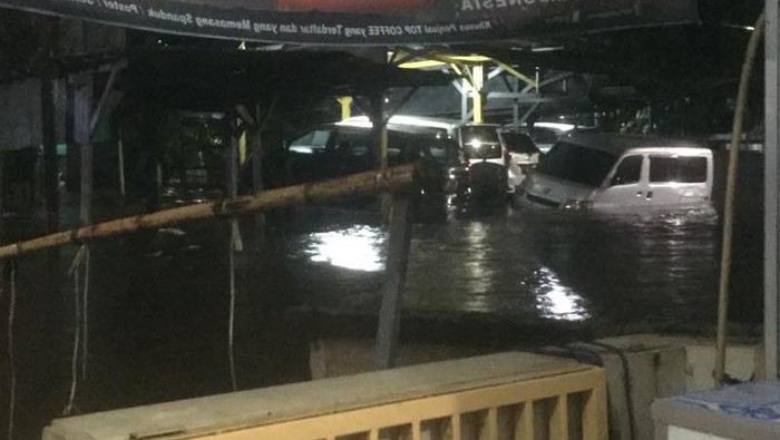 Diguyur Hujan Sejak Sore, Ini Titik Lokasi Banjir di Jakarta