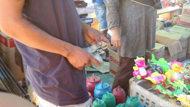 Transaksi Dolar di Pasar Turiskain / 