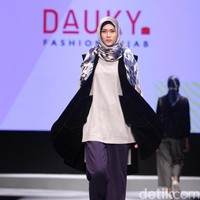 Koleksi DAUKY Fashion Hijab di Muslim Fashion Festival 2017. Jakarta Convention Center. Senayan. Jakarta. [Foto: Mohammad Abduh/Wolipop]