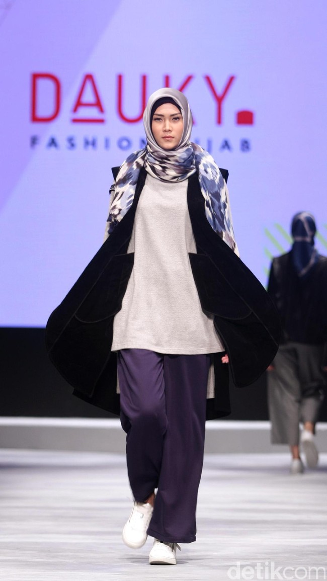 Koleksi DAUKY Fashion Hijab di Muslim Fashion Festival 2017. Jakarta Convention Center. Senayan. Jakarta. [Foto: Mohammad Abduh/Wolipop]