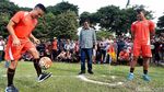 Keseruan Djarot Main Bola Bareng Persija Jakarta