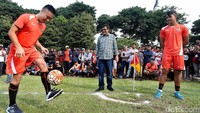 Meski mengenakan kemeja, celana jins dan sepatu pantofel, Djarot tidak menolak untuk bermain bola.