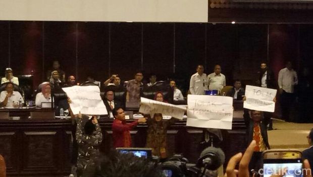 Paripurna DPD yang dipimpin OSO banjir interupsi / 