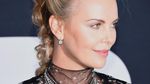 Charlize Theron Tampil Seksi dengan Dress Menerawang