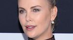 Charlize Theron Tampil Seksi dengan Dress Menerawang