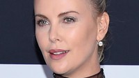Detail makeup dan pulasan lipstik merah membuatnya tampak mempesona. Dimitrios Kambouris/Getty Images/detikFoto.