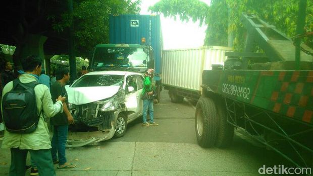 4 Mobil Kecelakaan Beruntun di Kelapa Gading