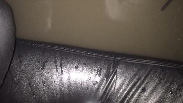 Banjir Hingga 1 Meter, Taksi Online Terjebak di Kemang