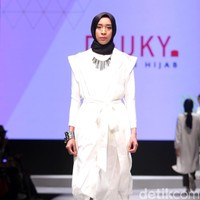 Koleksi DAUKY Fashion Hijab di Muslim Fashion Festival 2017. Jakarta Convention Center. Senayan. Jakarta. [Foto: Mohammad Abduh/Wolipop]