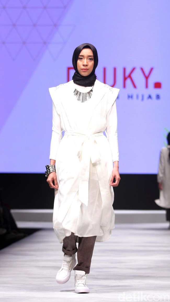 Koleksi DAUKY Fashion Hijab di Muslim Fashion Festival 2017. Jakarta Convention Center. Senayan. Jakarta. [Foto: Mohammad Abduh/Wolipop]