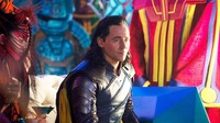 Tom Hiddlestone diberi sedikit ruang dalam trailer tersebut, membuat para penonton semakin penasaran. (Dok. Walt Disney Studios Motion Pictures)