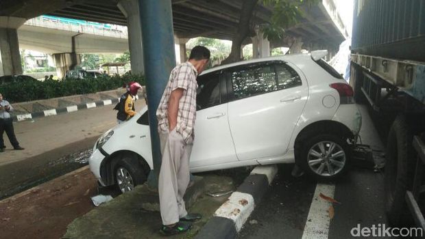4 Mobil Kecelakaan Beruntun di Kelapa Gading