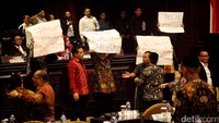 Adapun spanduk tersebut bertuliskan DPD Wajib Taat Hukum, Tegakkan Marwah DPD, Tolak Premanisme, dan Tolak Pimpinan Ilegal. Dengan berteriak-teriak, mereka lalu WO.