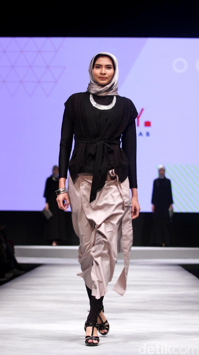 Koleksi DAUKY Fashion Hijab di Muslim Fashion Festival 2017. Jakarta Convention Center. Senayan. Jakarta. [Foto: Mohammad Abduh/Wolipop]