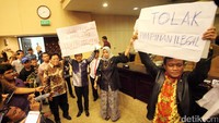 Sidang hari ini tak jauh berbeda dengan paripurna sebelumnya. Tak hanya ricuh, sebanyak 235 anggota dewan juga tidak hadir dalam sidang tersebut.