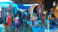Orang-orang Indonesia berjualan aneka barang. Mulai dari pakaian, alas kaki, alat masak, perabotan rumah, perkakas, ponsel sampai ayam hidup. Yang menjadi pembeli adalah orang-orang Timor Leste (Fitraya/detikTravel)