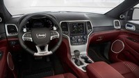 Itu berkat mesin 6.2 L supercharged Hellcat V8 yang dikawinkan dengan transmisi otomatis 8 percepatan.