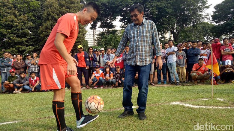 Aksi Djarot Main Bola Bareng Pemain Persija di Lapangan Banteng Aksi Djarot Main Bola Bareng Pemain Persija di Lapangan Banteng