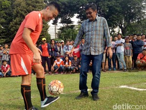 Aksi Djarot Main Bola Bareng Pemain Persija di Lapangan Banteng