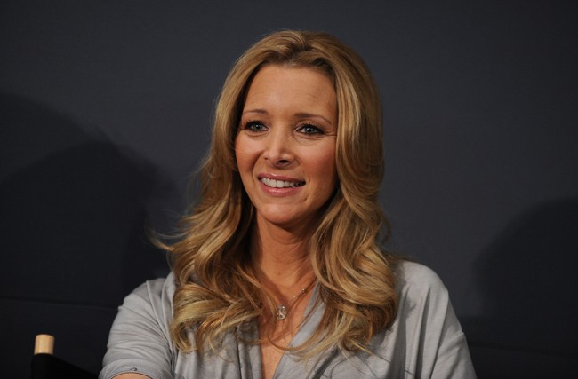 Lisa Kudrow terkenal lewat perannya sebagai Phoebe Buffay di serial sitkom Friends. Aktris asal New York ini dulunya seorang ahli biologi dan menyelesaikan kuliah di Vassar College. Bersama sang ayah, Lisa pernah merilis jurnal penelitian ilmiah tentang korelasi antara orang kidal dengan kecenderungan sakit kepala sebelah. Foto: Jason Kempin/Getty Images