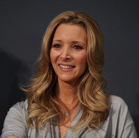 Lisa Kudrow terkenal lewat perannya sebagai Phoebe Buffay di serial sitkom Friends. Aktris asal New York ini dulunya seorang ahli biologi dan menyelesaikan kuliah di Vassar College. Bersama sang ayah, Lisa pernah merilis jurnal penelitian ilmiah tentang korelasi antara orang kidal dengan kecenderungan sakit kepala sebelah. Foto: Jason Kempin/Getty Images