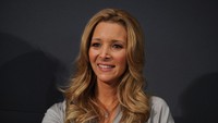 Lisa Kudrow ternyata berbeda dengan karakter Phoebe yang diperankannya di serial Friends. Jason Kempin/Getty Images/detikFoto.