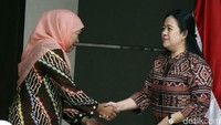 Mensos Khofifah Indar Parawansa saat menyapa Menko PMK Puan Maharani sebelum rapat bersama di kantor Kemenko PMK, Jakarta, Selasa (11/7/2017). Dok, Humas Kemenko PMK.