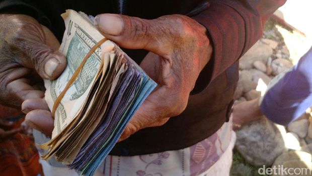 Transaksi Dolar di Pasar Turiskain / 
