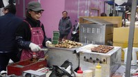 Foto: Myeongdong merupakan salah satu daerah favorit turis buat belanja kosmetik di Seoul, Korea Selatan. Tapi selain itu, banyak pedagang makanan juga di sana (Kurnia/detikTravel)